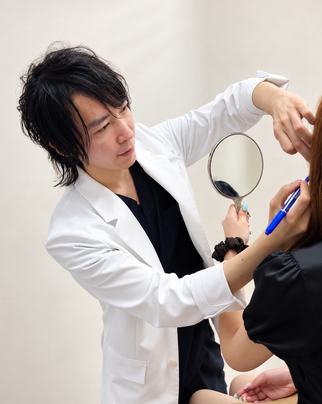 患者様と鏡で確認しながら丁寧に診療する医師